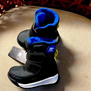 New Sorel Boys Snow Boots 4 NWT